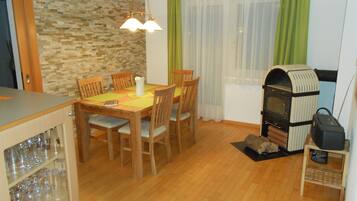 Appartement Premium, 2 chambres, vue vallée, côté montagne | Restauration dans la chambre