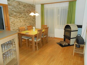 Premium-Apartment, 2 Schlafzimmer, Talblick, Bergseite | Essbereich im Zimmer
