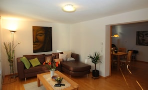 Appartement Premium, 2 chambres, vue vallée, côté montagne | Coin séjour | Télévision à écran plat de -95 cm avec chaînes par câble, télévision