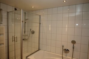 Premium-huoneisto, 2 makuuhuonetta, näköala laaksoon, vuorten lähellä | 1 makuuhuone, ylelliset vuodevaatteet, tallelokero huoneessa