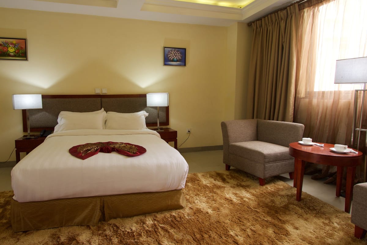 Minibar, in-room safe, desk, iron/ironing board