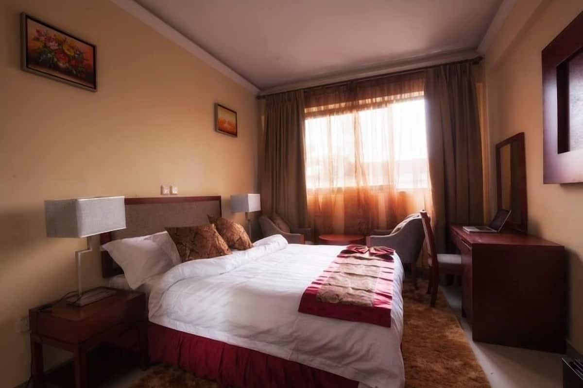 Minibar, in-room safe, desk, iron/ironing board