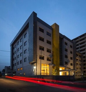 Fachada da propriedade à noite