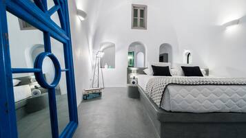 Superior Suite with a private Hot Tub & Caldera View | Roupas de cama premium, frigobar, cofres nos quartos