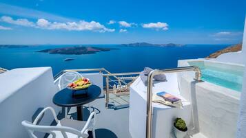 Superior Suite with a private Hot Tub & Caldera View | Terras