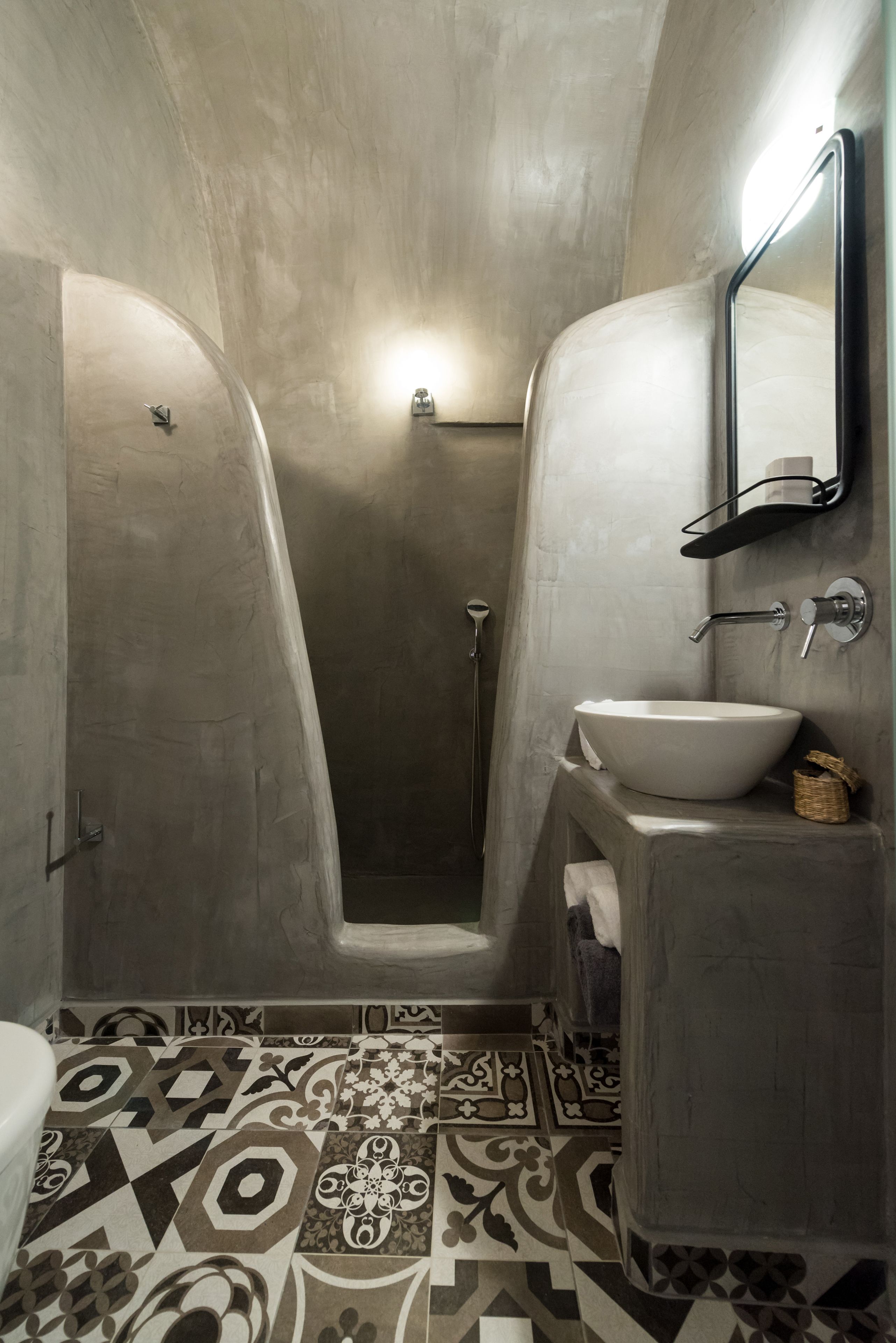 Une salle de bain avec une douche, un lavabo et un miroir.