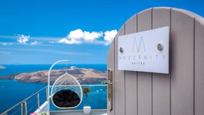 Un suite moderno con vistas al mar, un sillón colgante y un letrero que dice "Modernity Suites".