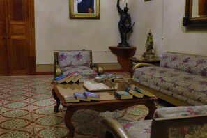 32-inch flat-screen TV with cable channels, TV - Azcami Boutique Hotel (Puebla)