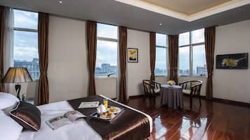 Luxe beddengoed, een minibar, een kluis op de kamer, een bureau