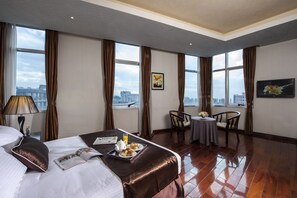 Sengetøy av topp kvalitet, minibar, safe på rommet og skrivebord