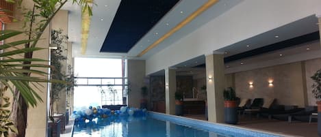 Kapalı yüzme havuzu