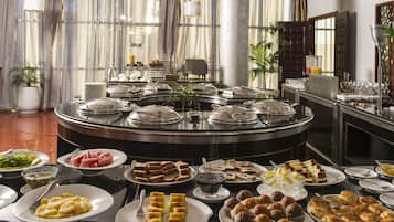 Desayuno buffet diario (USD 20 por persona)