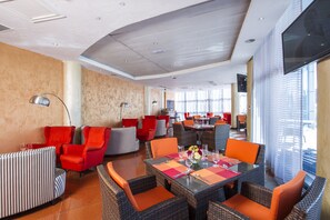 2 restauranter, frokost, lunsj og middag serveres, internasjonale retter