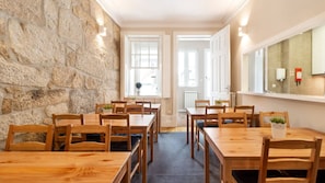 Daily to-go breakfast (EUR 4 per person)