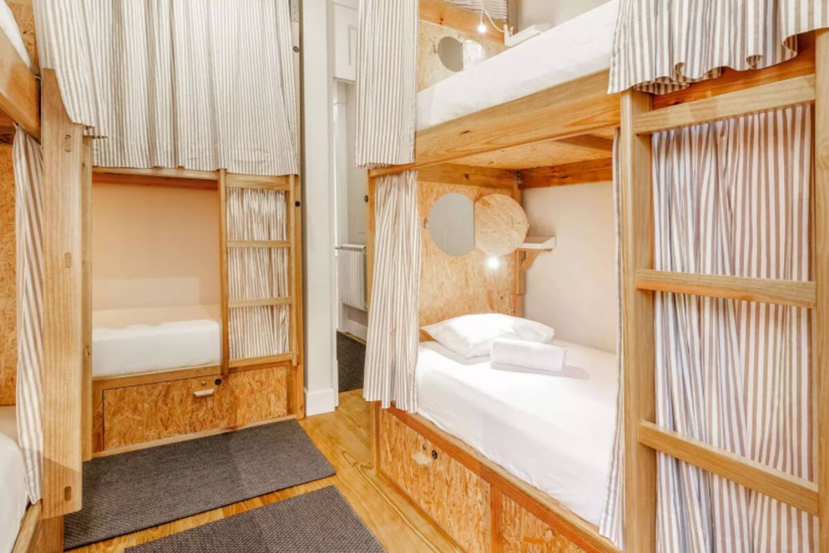Gemeinsamer Schlafsaal, Gemeinschaftsbad (6 Beds) | Zimmersafe, schallisolierte Zimmer, Bügeleisen/Bügelbrett