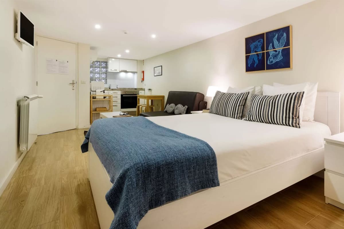 Estudio familiar, baño privado | Caja de seguridad en la habitación y insonorización