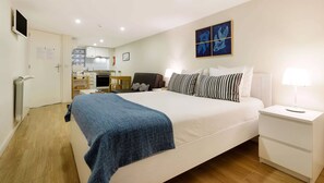 Family Studio, Private Bathroom | In-room safe, soundproofing, iron/ironing board, free WiFi - Fishtail Sea House - Hostel (Matosinhos)