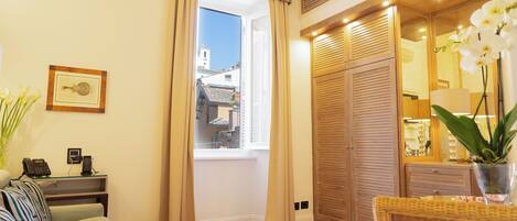 أغطية فراش متميزة وخزنة داخل الغرفة وطراز فريد لكل وحدة ومكتب