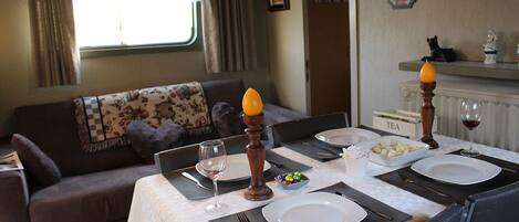 ファミリー キャビン 2 ベッドルーム リバービュー | 客室内のダイニングエリア