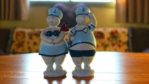 Two figurines on a wooden surface. - Spits-Lucie B&B (Izegem)