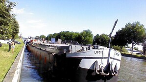A narrow canal with a boat named 'Lucie' docked on the right. - Spits-Lucie B&B (Izegem)