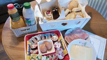 Daily continental breakfast (EUR 7.50 per person)