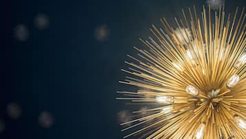 Un luminaire sphérique doté de plusieurs ampoules.