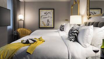 Værelse - 2 queensize-senge - udsigt til flod | 1 soveværelse, premium-sengetøj, senge med topmadrasser, minibar