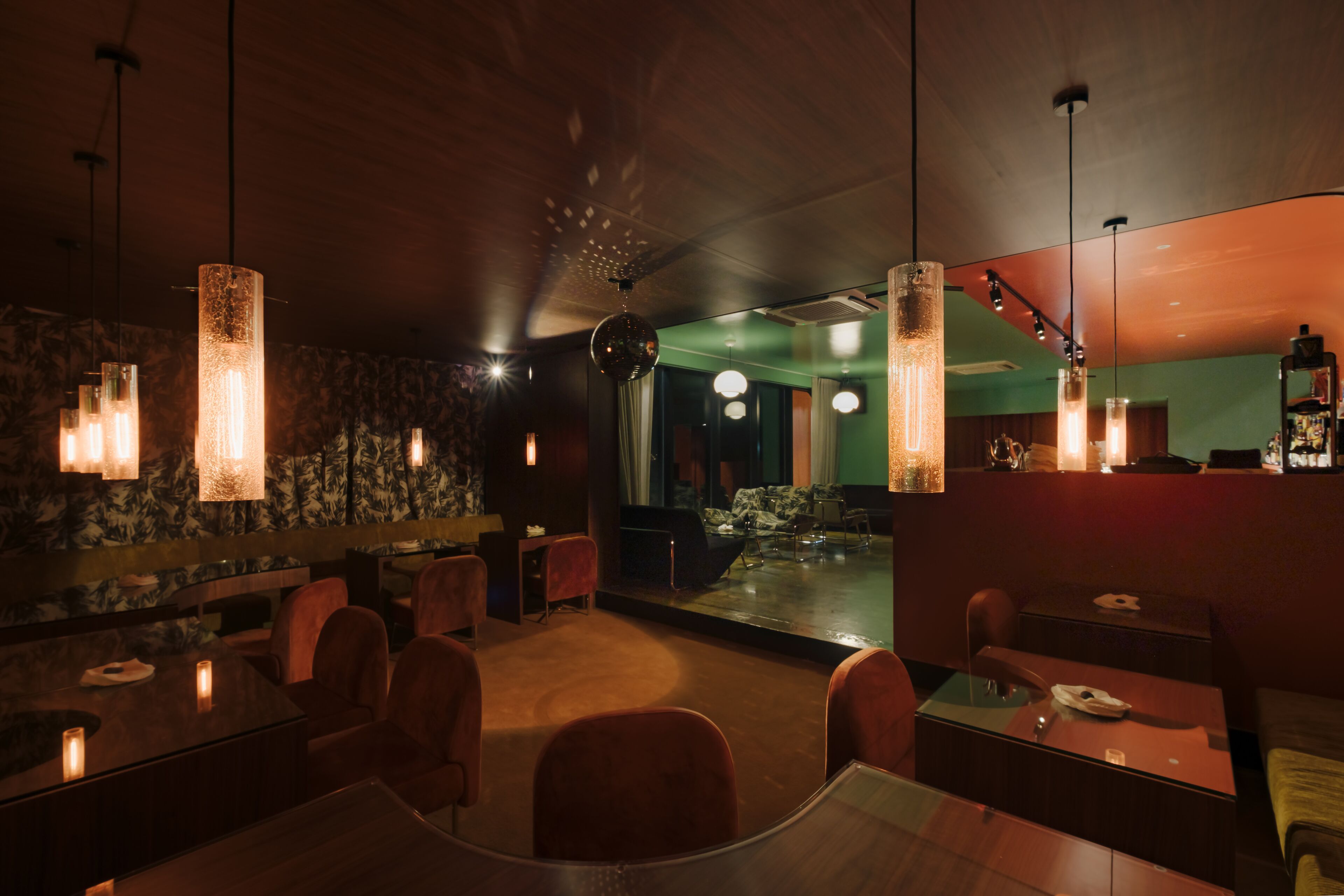 garden views, serves lunch and dinner