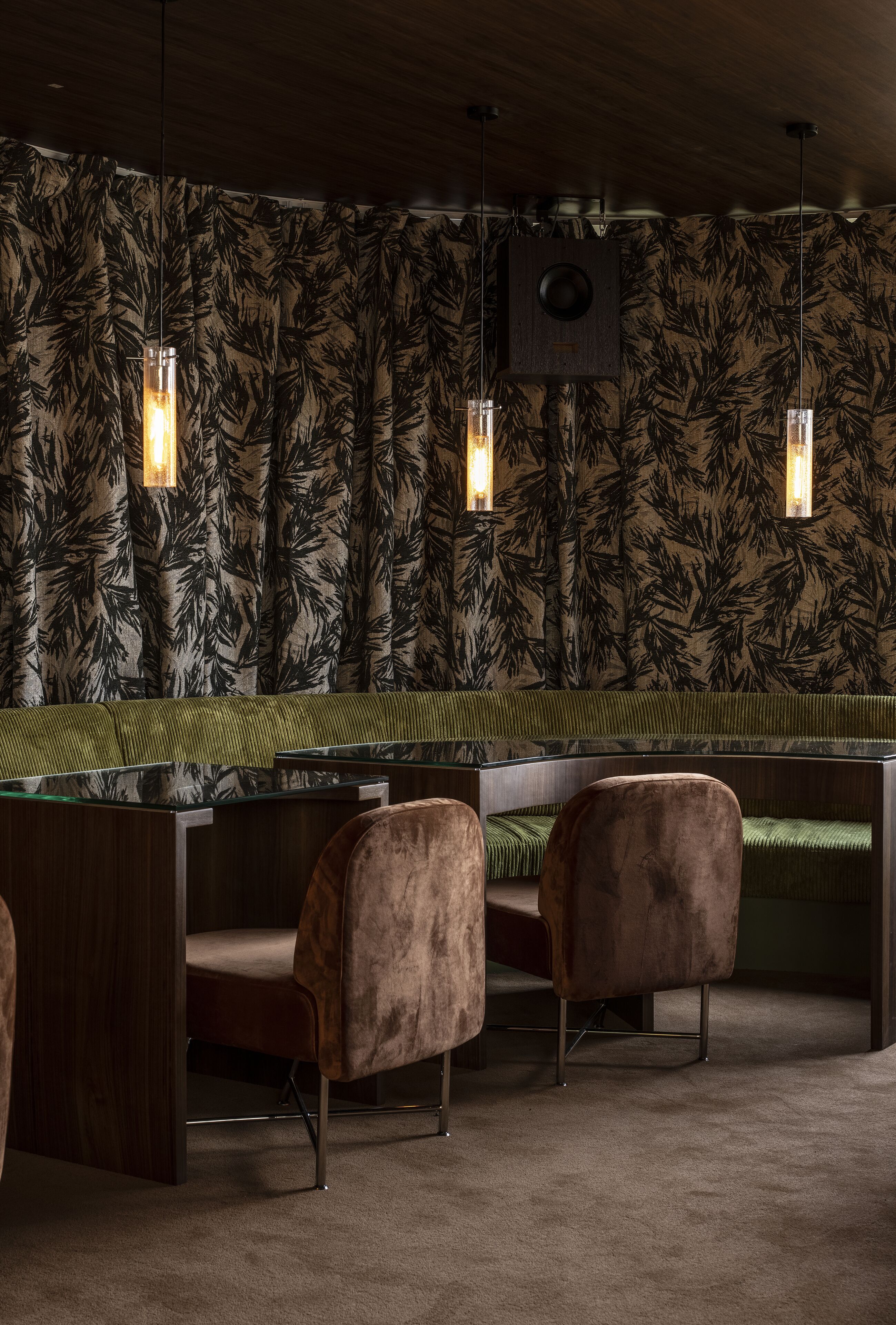 garden views, serves lunch and dinner