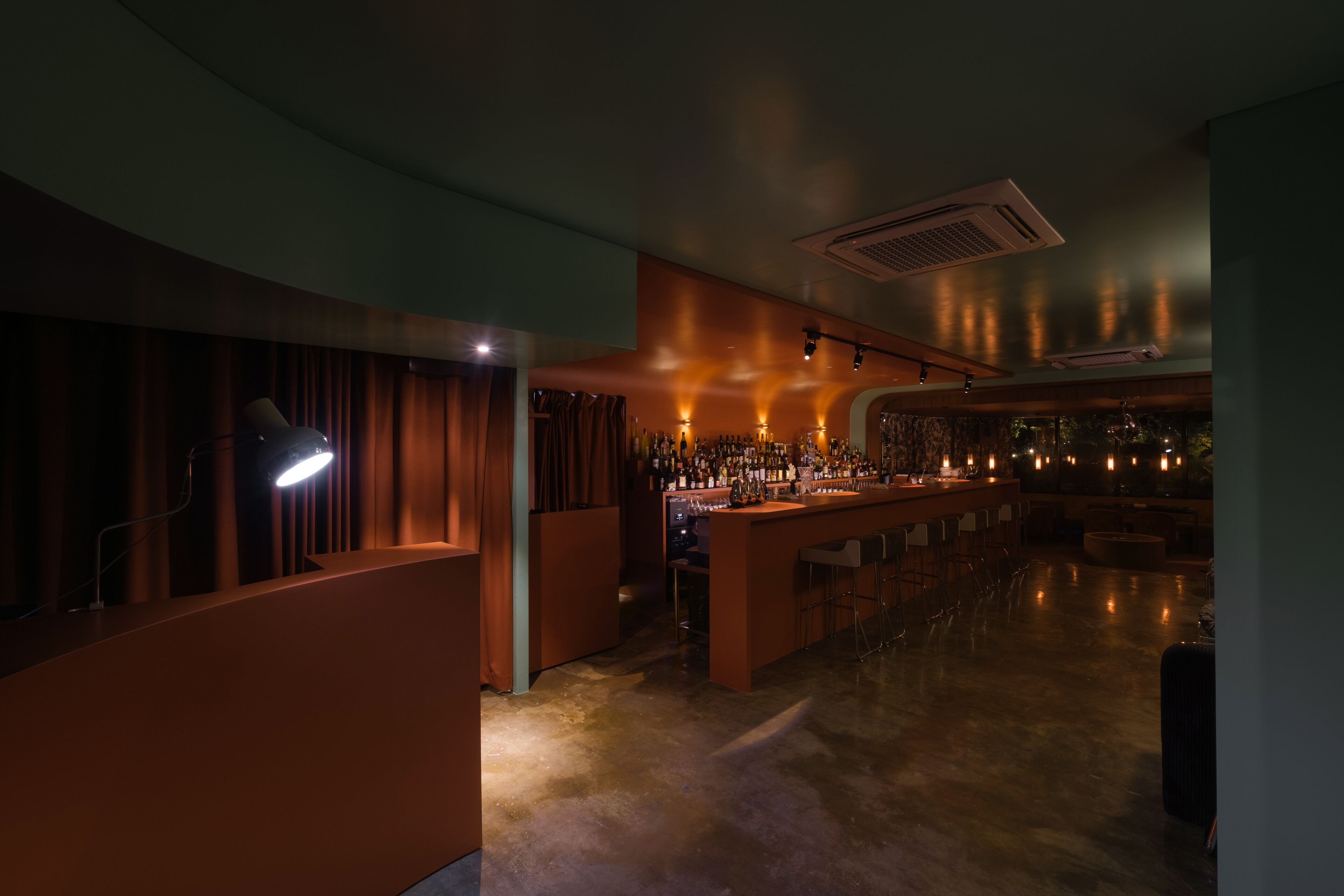 garden views, serves lunch and dinner