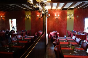 Petit déjeuner, déjeuner et dîner servis sur place