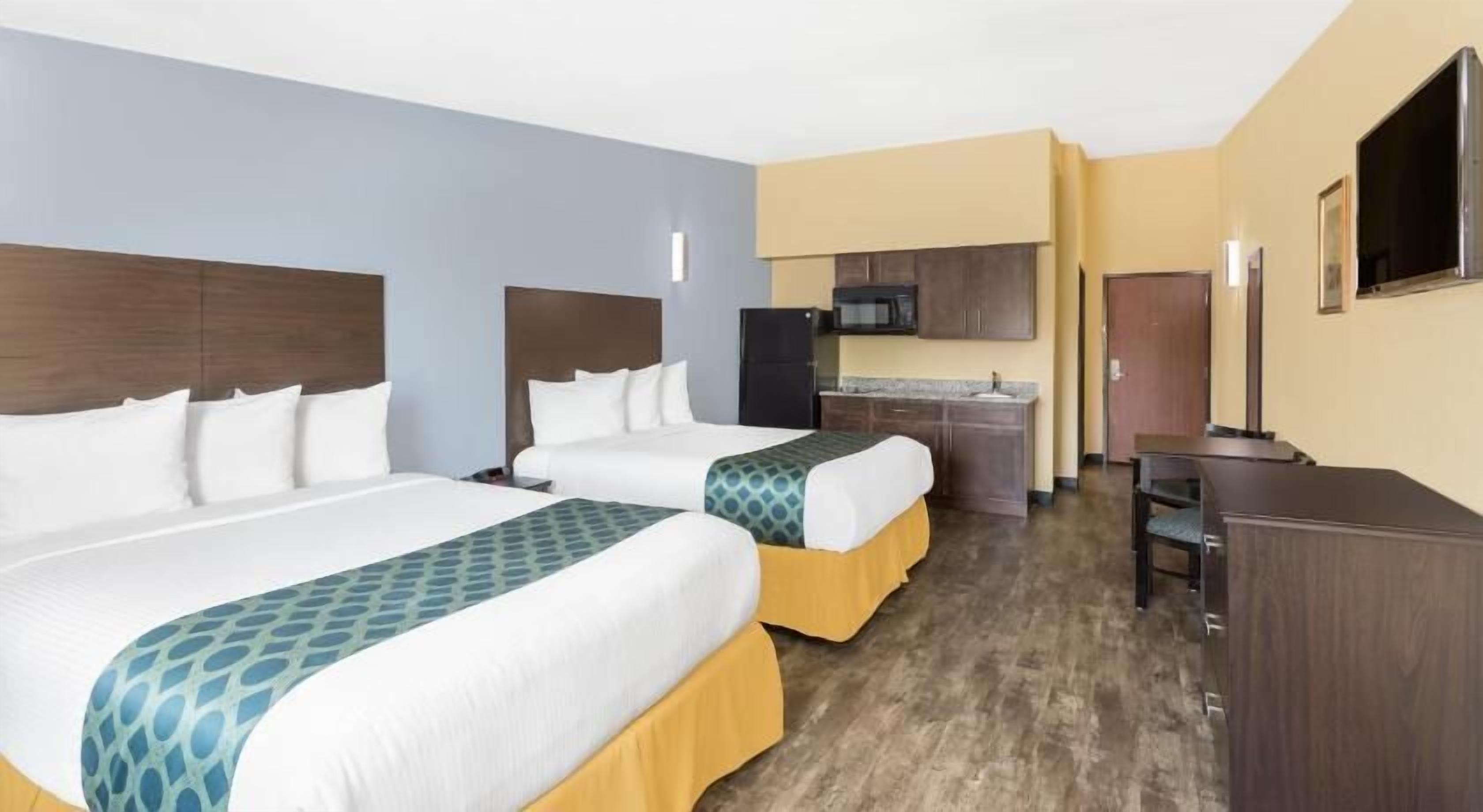 Bureau, fer et planche à repasser, lits bébé (gratuits)