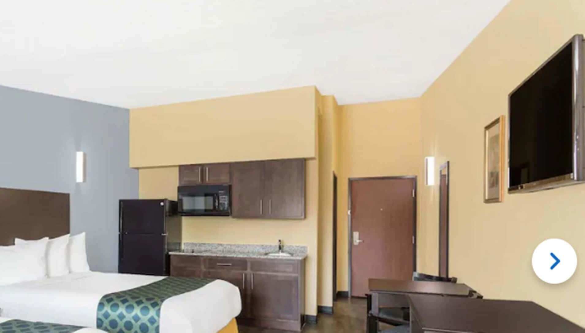 Bureau, fer et planche à repasser, lits bébé (gratuits)