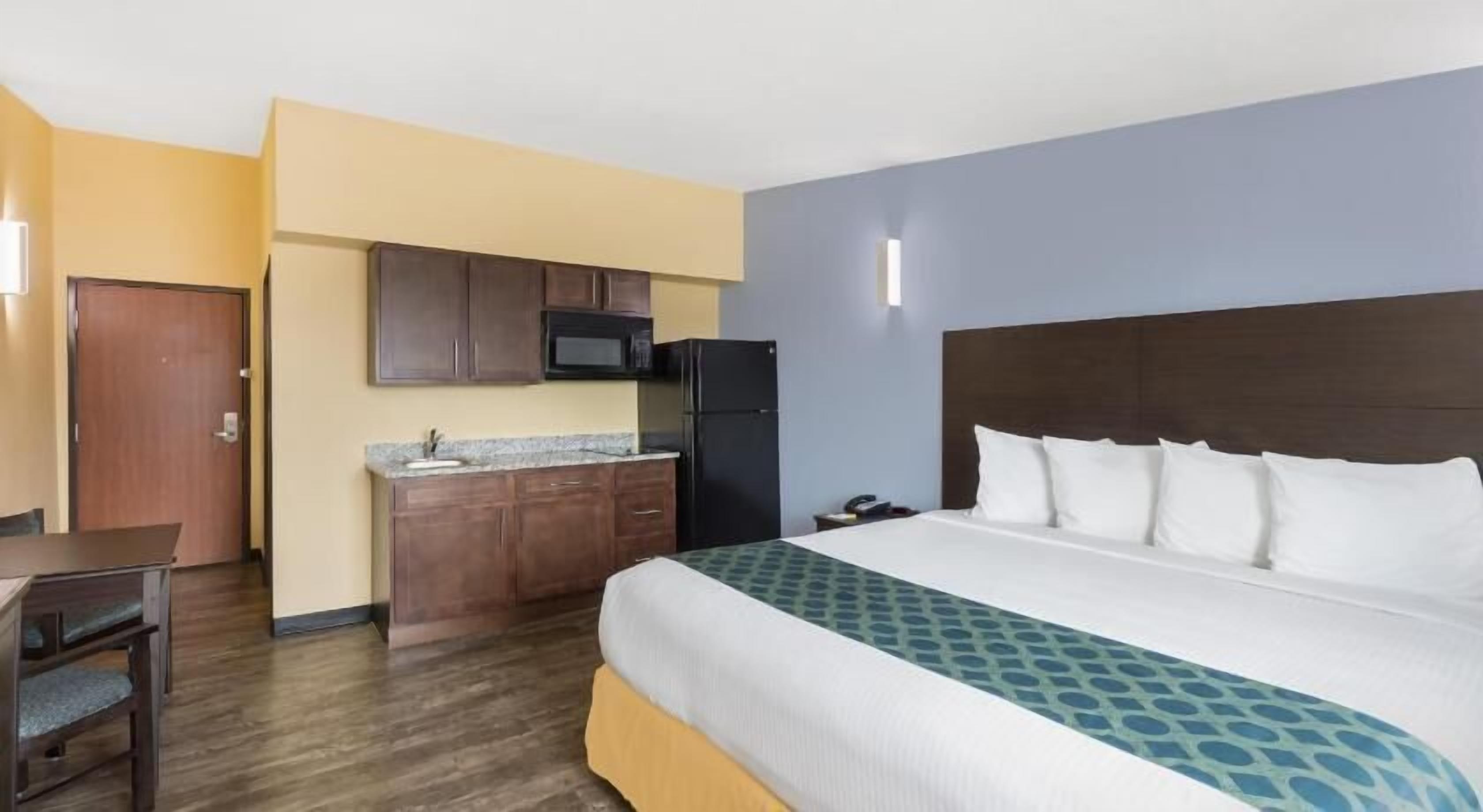 Bureau, fer et planche à repasser, lits bébé (gratuits)