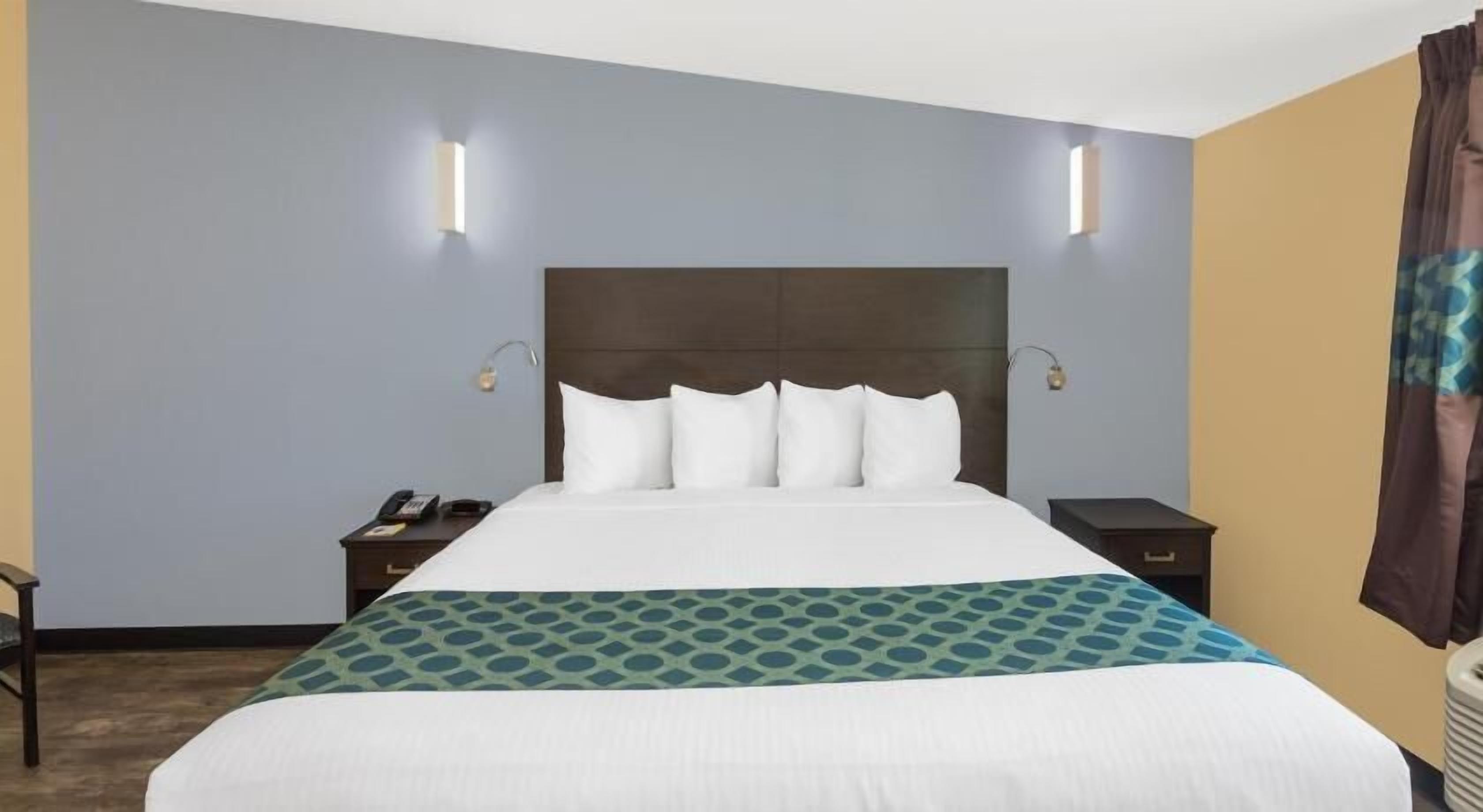 Bureau, fer et planche à repasser, lits bébé (gratuits)