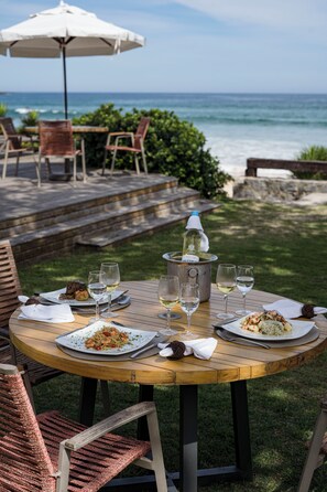 Petit déjeuner, déjeuner et dîner servis sur place, vue sur la plage