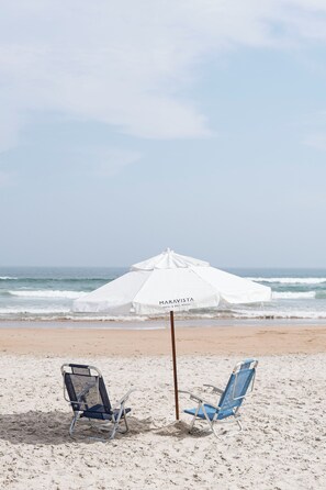 On the beach, free beach cabanas, sun-loungers, beach umbrellas - Maravista Hotel & Spa (Búzios)