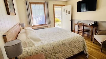 Room, 1 King Bed | Desk, soundproofing, iron/ironing board, free WiFi