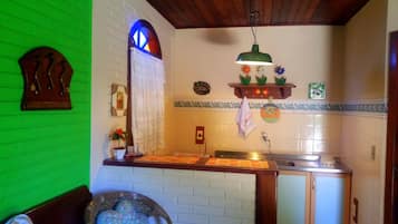 Cooktop, torradeira, talheres/pratos/utensílios de cozinha