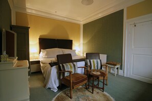 Habitación triple, vista al valle | Ropa de cama de alta calidad, edredón y decoración personalizada 