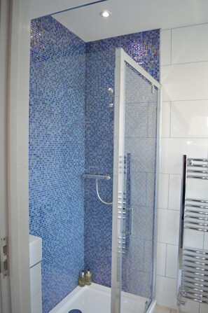 Habitación con 2 camas individuales, baño privado | Baño