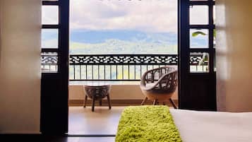 Superior Room with Balcony | 客房內保險箱、獨特裝潢、布置獨特、熨斗/熨衣板