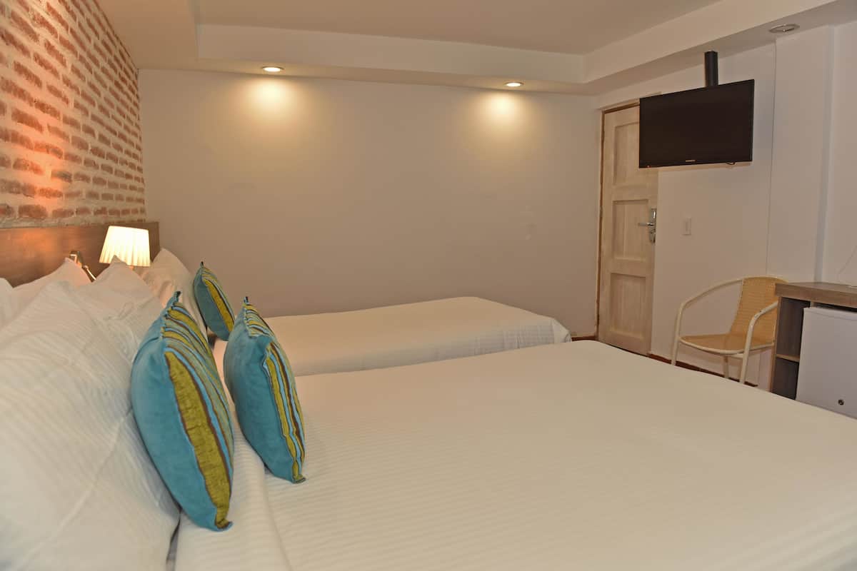 1 bedroom, bed sheets