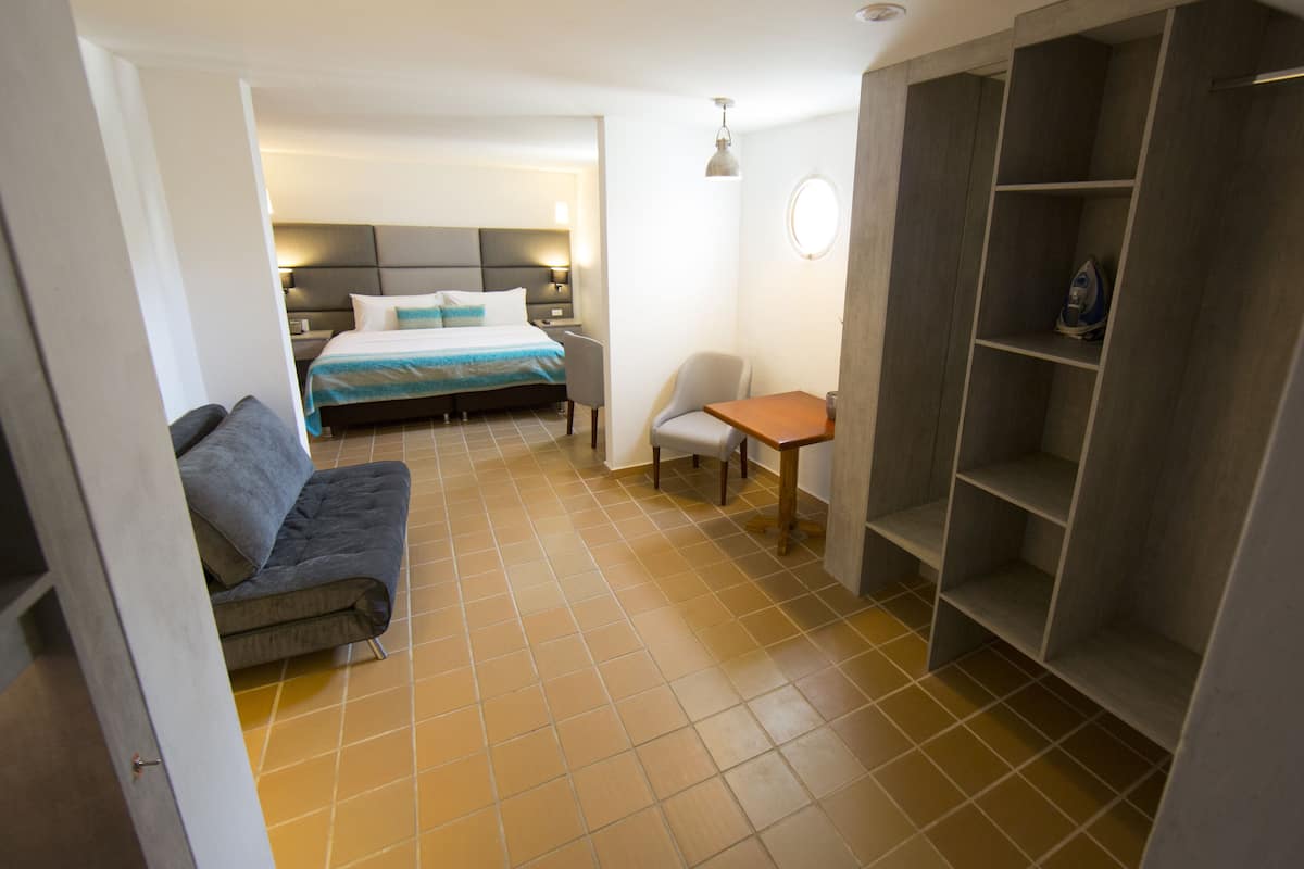 Deluxe Suite, 1 King Bed, Ensuite | 1 bedroom, bed sheets