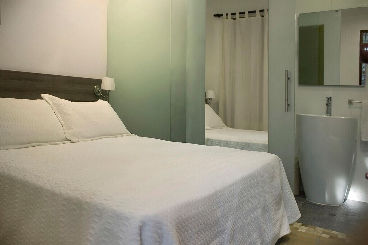 1 bedroom, bed sheets