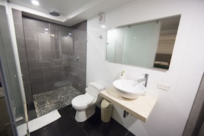 Deluxe Double Room | Bathroom | Shower, free toiletries, hair dryer, towels
