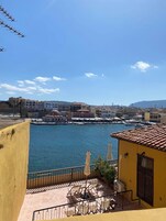 Decoración personalizada, muebles diferentes y escritorio