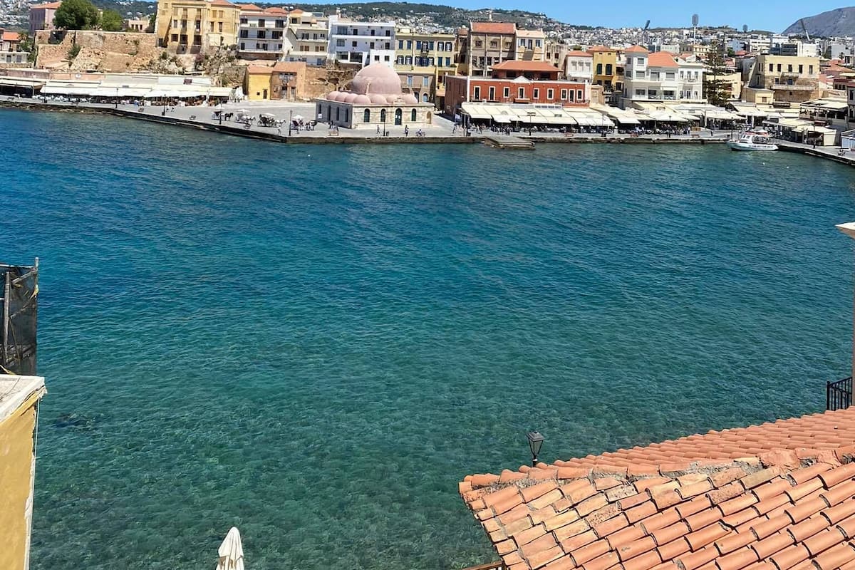 Individuell inredning, unika möbler, skrivbord och arbetsyta för laptop