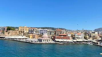 Yksilöllisesti sisustettu, yksilöllisesti kalustettu, työpöytä